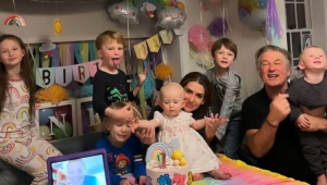 Alec Baldwin com a família e os filhos em uma festa de aniversário