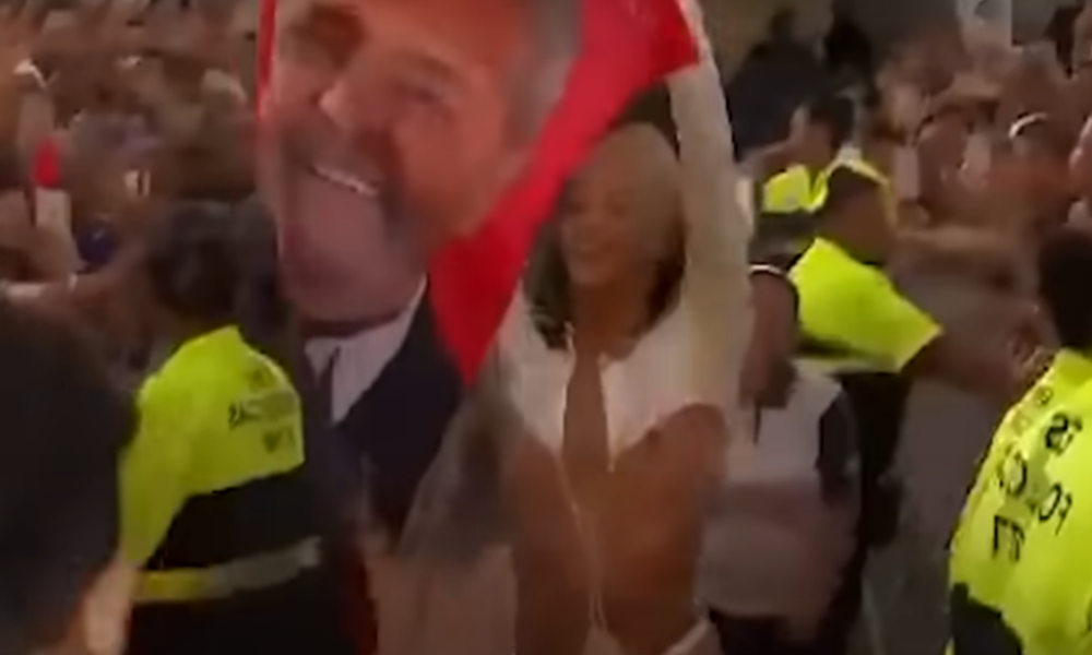 Pabblo Vittar segura bandeira com rosto de Lula