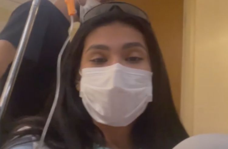 Pocah com máscara no hospital