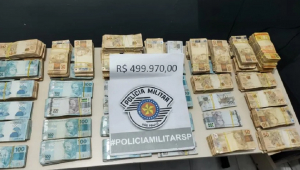 Polícia Militar exibe R$ 499.970 reais apreendidos, que pertenciam a irmão do senador David Alcolumbre