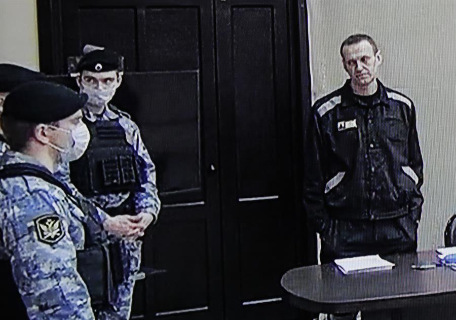 Navalny (de preto), durante audiência de julgamento em março de 2022