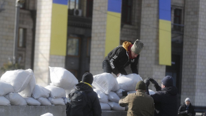Pessoas montam uma barreira feita de sacos de areia no centro de Kiev