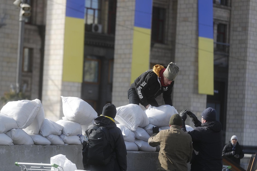 Pessoas montam uma barreira feita de sacos de areia no centro de Kiev