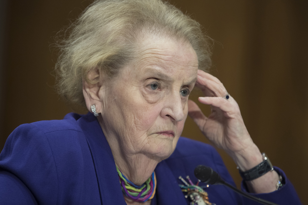 Madeleine Albright: mulher idosa loura com mão encostada no rosto
