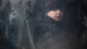 Criança observa a evacuação de civis para Kiev