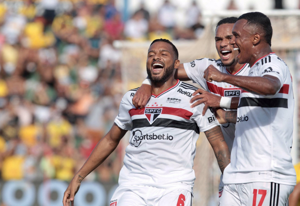 Reinaldo comemora gol marcado pelo São Paulo contra o Mirassol