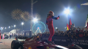 Charles Leclerc da Ferrari em cima do carro comemorando a vitória no GP do Bahrein