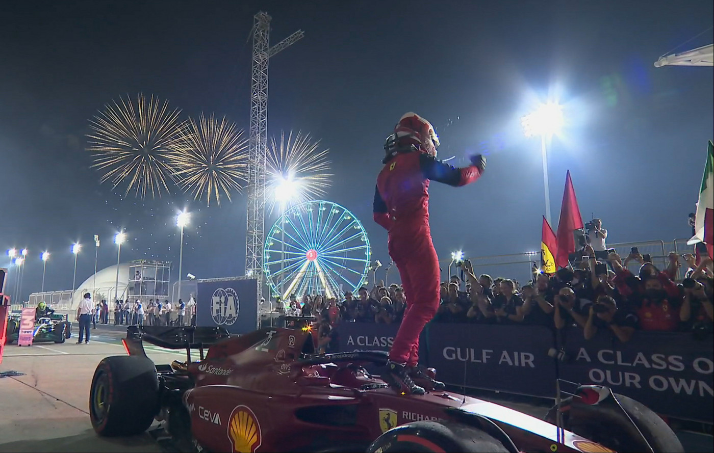 Charles Leclerc da Ferrari em cima do carro comemorando a vitória no GP do Bahrein