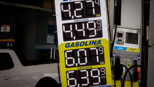 Placa com preço do etanol e da gasolina em um posto