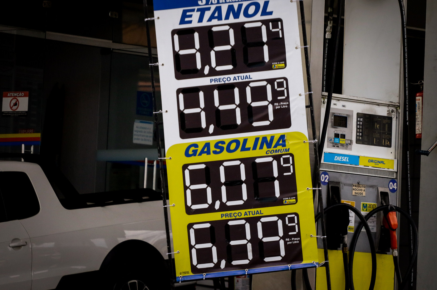 Placa com preço do etanol e da gasolina em um posto
