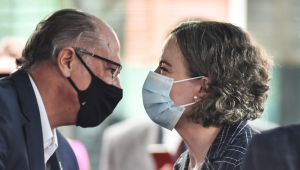 Geraldo Alckmin e Gleisi Hoffmann, ambos de máscara, aproximam os rostos na hora de se cumprimentarem durante evento de filiação do ex-governador