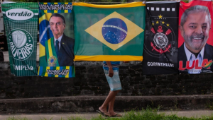 Varal de ambulante em Santos com bandeiras do Palmeiras, de Bolsonaro, do Brasil, do Corinthians e de Lula