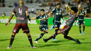 Chute de jogador do Santos é bloqueado por atleta do Fluminense-PI