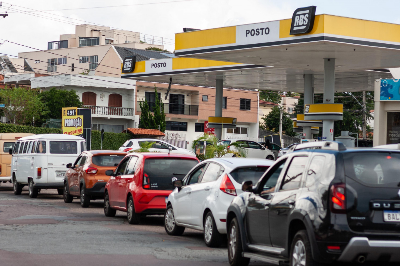 Fila de carros para abastecer em posto de combustíveis em Curitiba