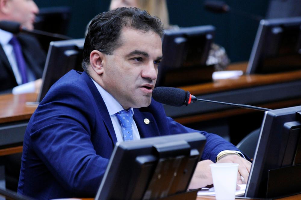 O deputado Dep. Josimar Maranhãozinho falando ao microfone durante sessão da Câmara dos Deputados