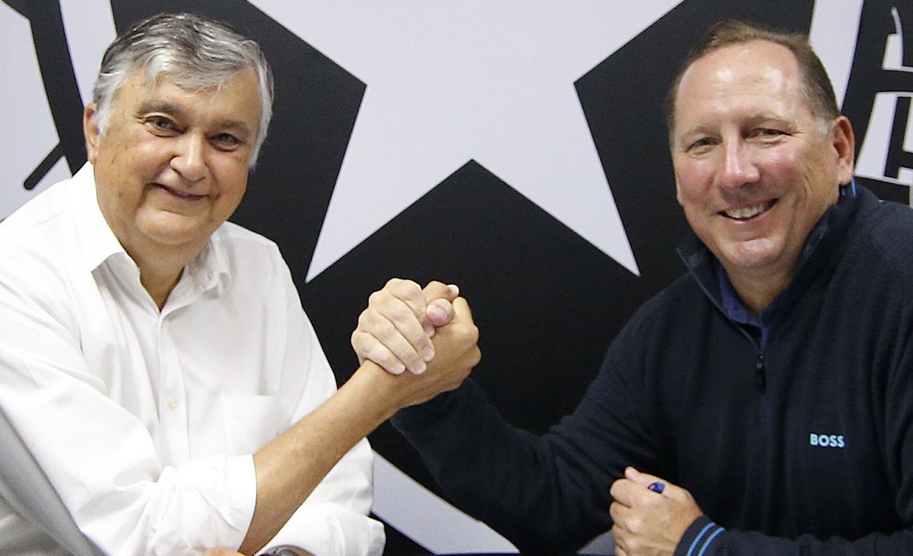 Acionista John Textor (d) e Presidente Durcesio Mello (e) assinam contrato visando a transferência do controle da Botafogo SAF