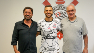 Reforço do Corinthians, Júnior Moraes posa ao lado do presidente Duílio Moraes (e) e do diretor Roberto de Andrade (d)