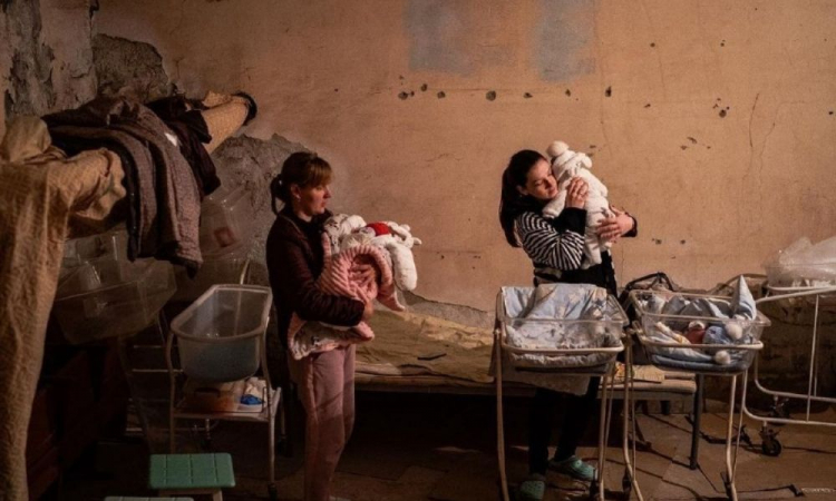 Mães e crianças refugiadas da Ucrânia