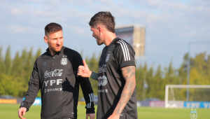 Messi e De Paul conversando durante amistoso da seleção argentina