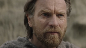 Ewan McGregor caracterizado como o personagem Obi-Wan Kenobi em imagem de trailer