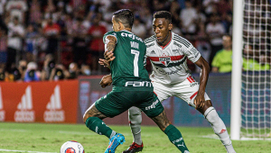 Léo marca Dudu durante clássico entre São Paulo e Palmeiras, pela fase de grupos do Paulistão 2022