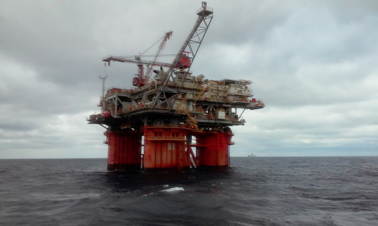 Contratos de petróleo fecham em alta, com riscos de abastecimento e compromisso da Opep+