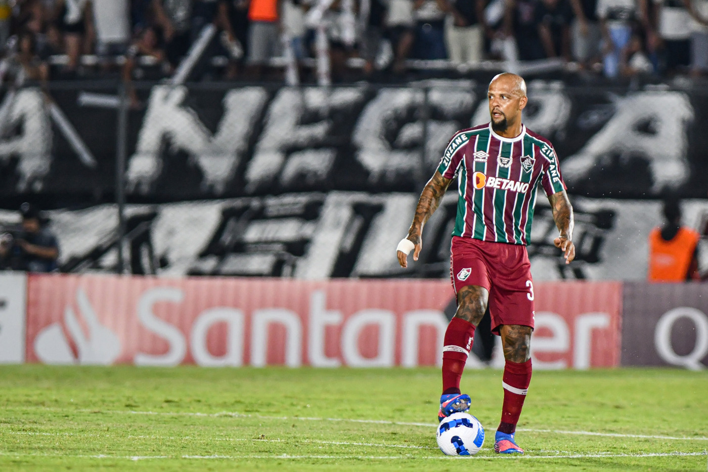 Felipe Melo em ação pelo Fluminense contra o Olimpia, pela Libertadores