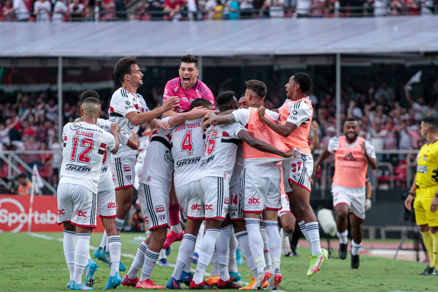 Palmeiras vence Corinthians nos pênaltis e é campeão paulista