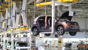 Carros sendo montado em fábrica da Volkswagen