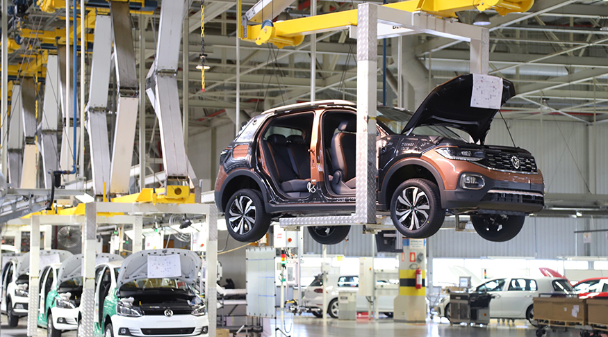 Carros sendo montado em fábrica da Volkswagen