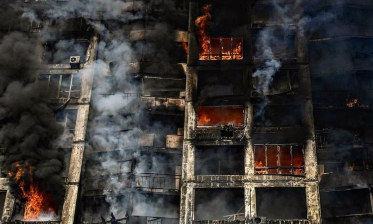 prédio pegando fogo na ucrânia