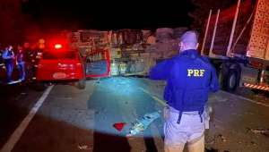 Agente da Polícia Rodoviária Federal observa carreta tombada na estrada em Rio Pardo (RS)