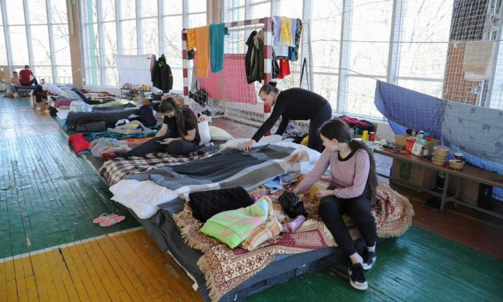 refugiados vivendo em academia