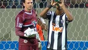 Ronaldinho enganou Ceni na Libertadores de 2013