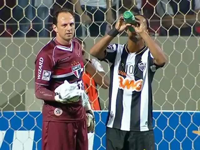 Atlético-MG provoca São Paulo ao recordar lance entre Ronaldinho e Ceni no Dia Mundial da Água | Jovem Pan