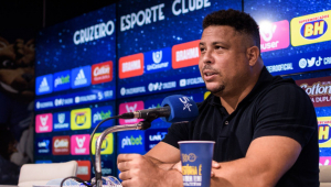 Ronaldo Fenômeno dando entrevista coletiva no Cruzeiro
