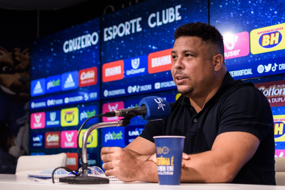 Ronaldo Fenômeno dando entrevista coletiva no Cruzeiro