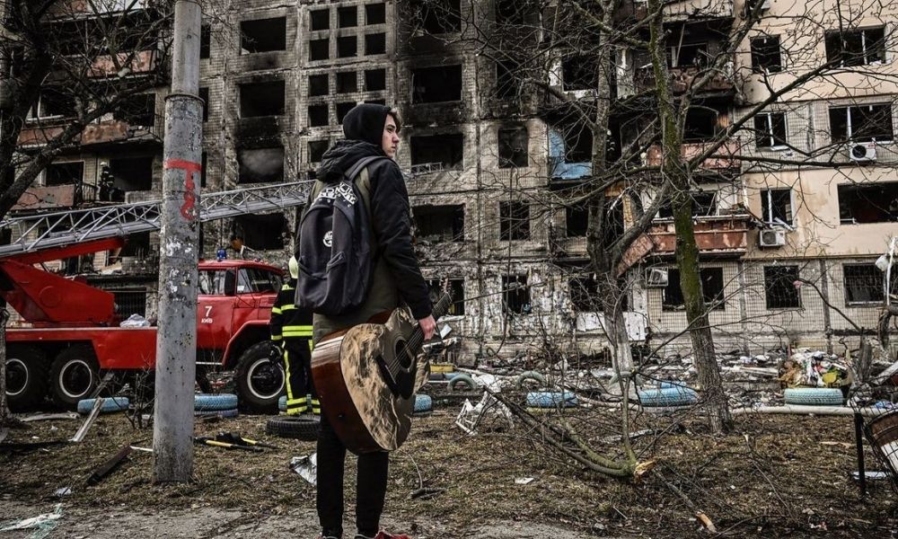 Menino observa destruição causada por um bombardeio russo na Ucrânia 