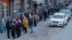 russos fazem fila em caixas eletrônicos