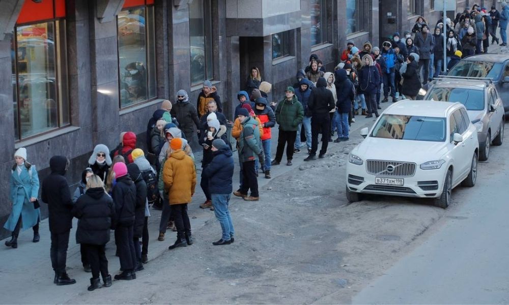 russos fazem fila em caixas eletrônicos