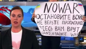 manifestante protesta em tv estatal russa