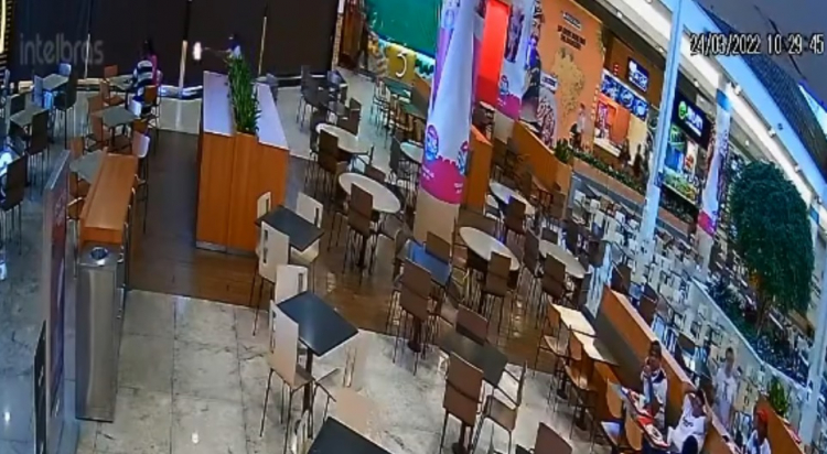 Homem morre e mulher fica ferida após tiroteio em shopping em Londrina 7 sem tituloee