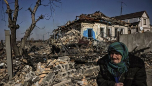 senhor em meio aos escombros na Ucrânia