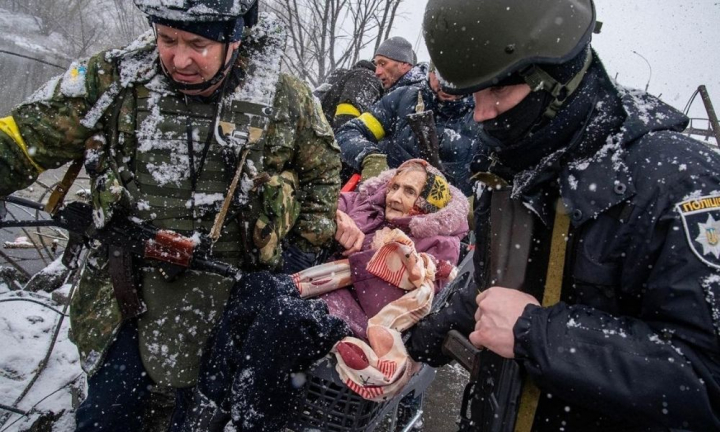 senhora retirada por soldados na Ucrânia