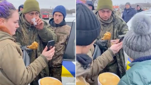 soldado ganha comida de ucranianos