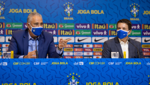 Tite e Juninho Paulista durante anúncio dos convocados para a seleção brasileira