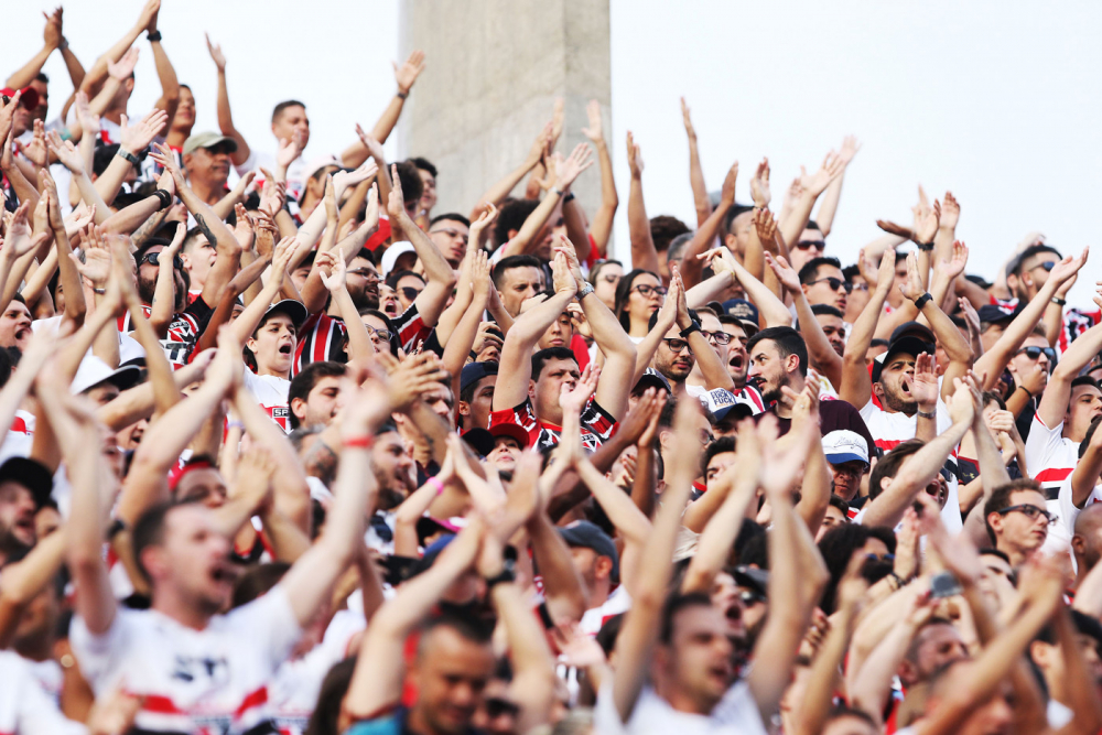Torcedores do São Paulo cantam durante jogo no Morumbi