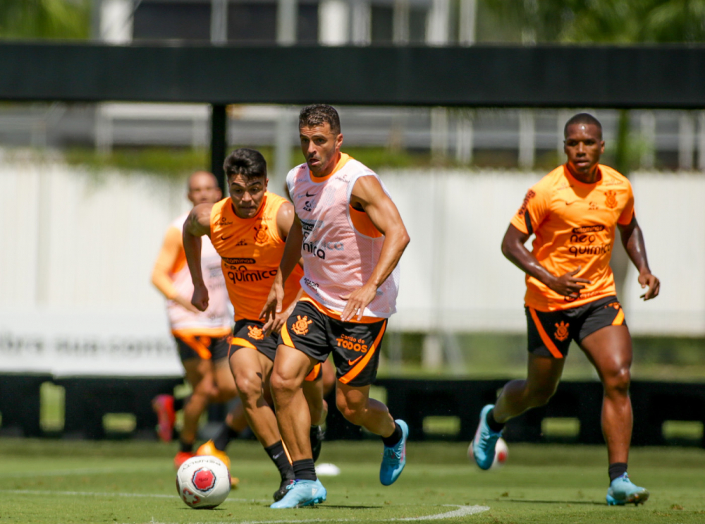Júnior Moraes treinando com o restante do grupo do Corinthians