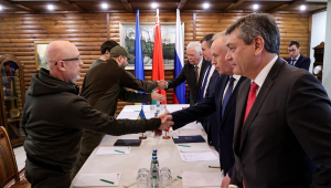 Homens se cumprimentam em reunião diplomática sobre guerra