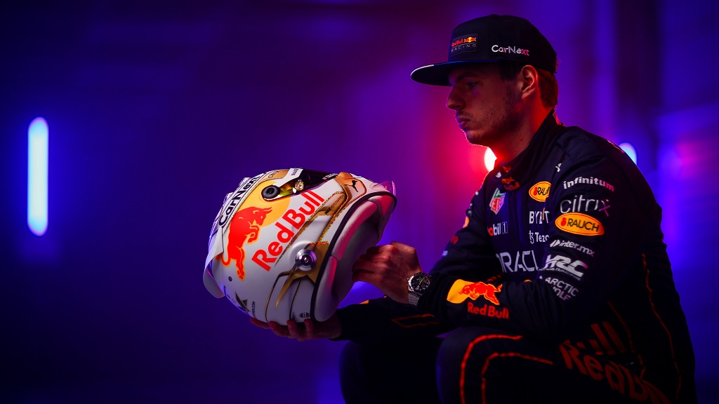 Max Verstappen renovou com a Red Bull até 2028